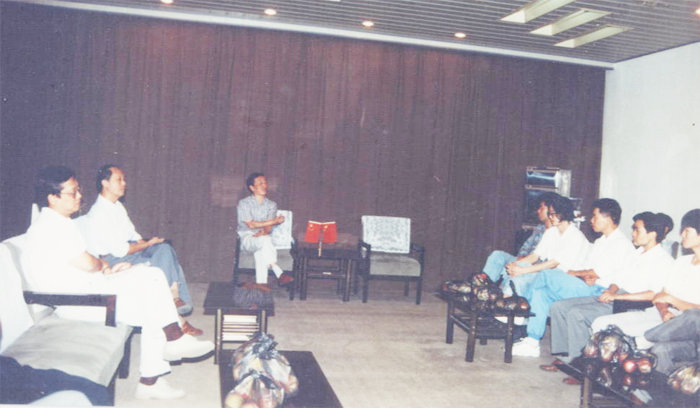 1996年院领导与青年教师共度中秋佳节.png