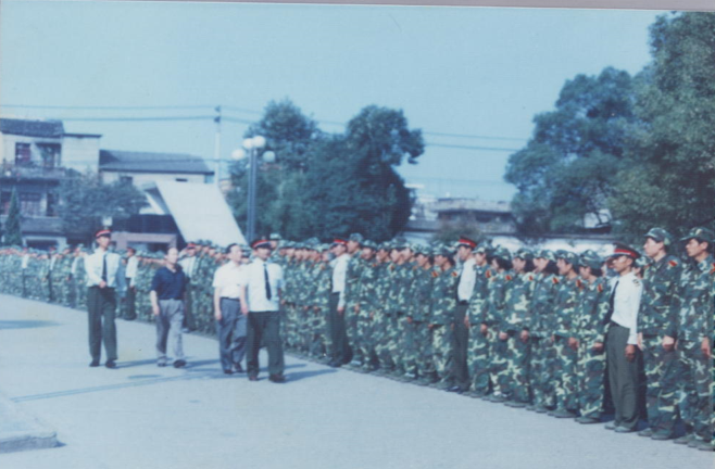 2001年新生军训汇演.png