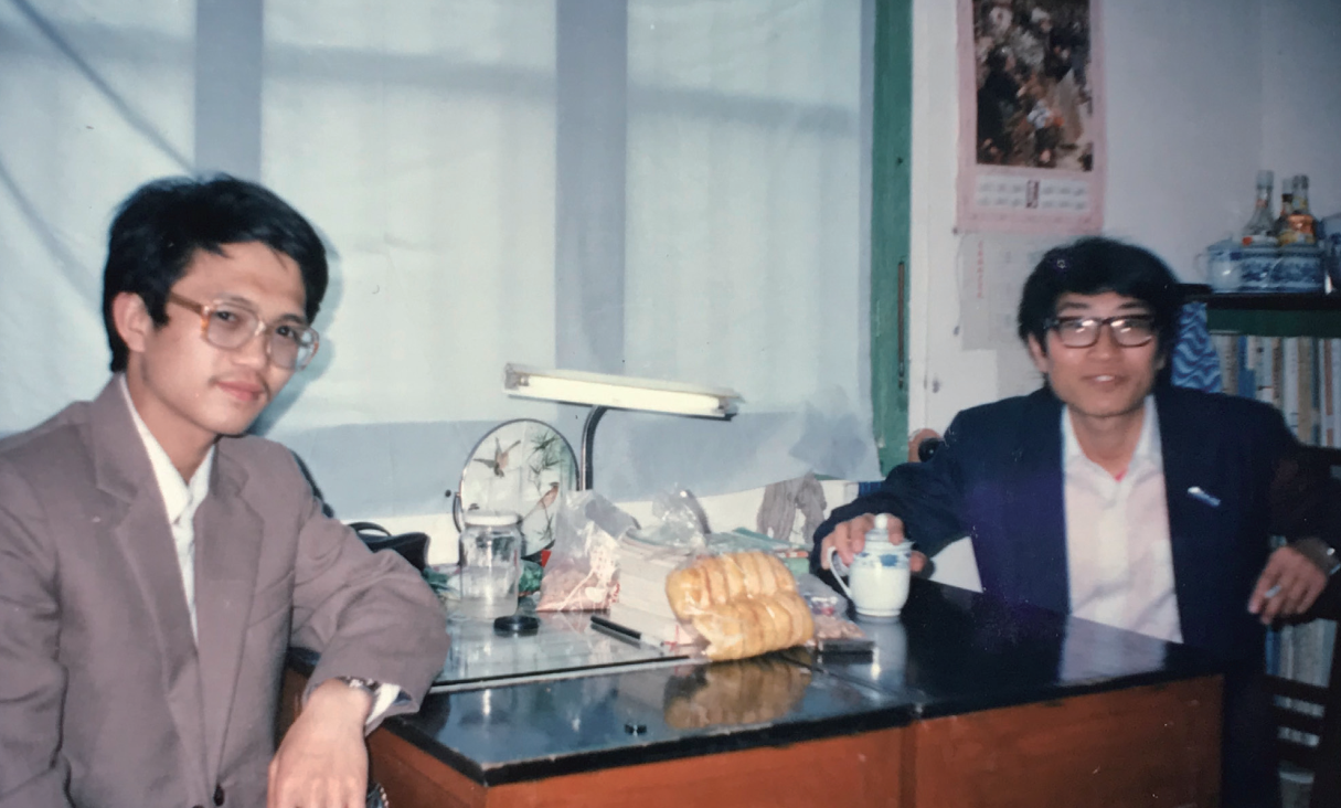 1988 年邢志昂（左）与同室好友章义来.png